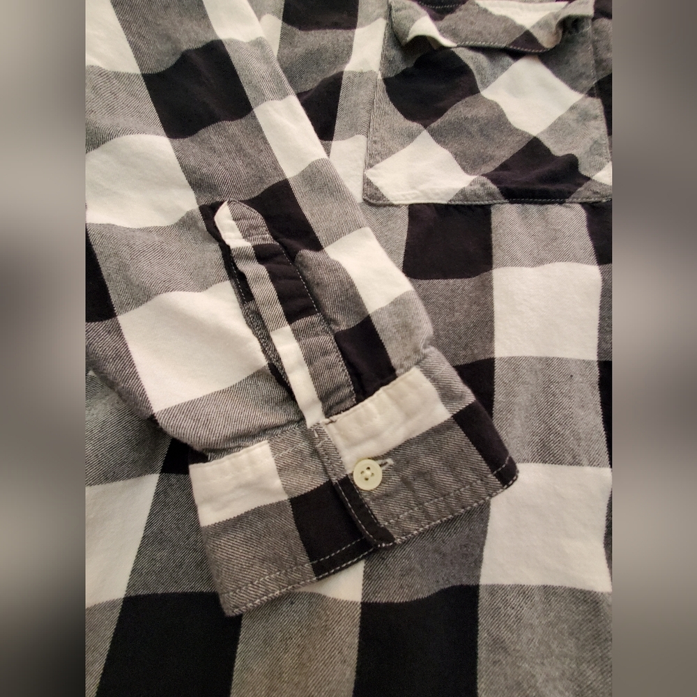 Old Navy Black & White Buffalo Plaid Boyfriend Popover Flannel Shirt - Picture 4 of 11